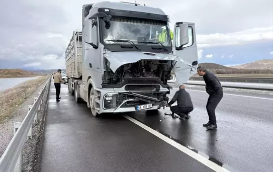 Sivas'ta Tırla Çarpışan Araç Sürücüsü Yaralandı