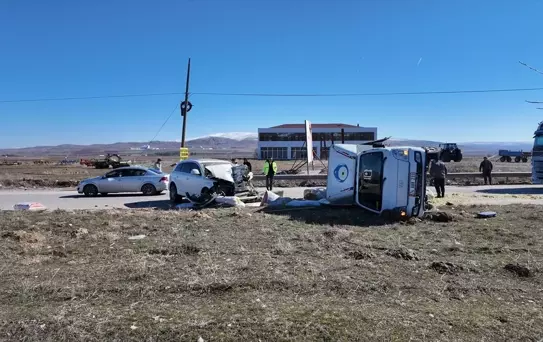 Gemerek'te Zincirleme Kaza: 2 Yaralı