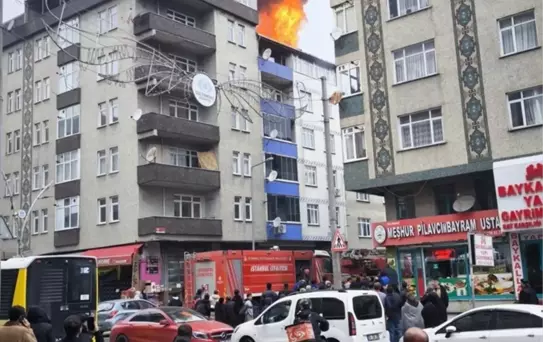 Sultangazi'de Çatı Katında Yangın