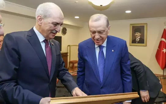 TBMM Başkanı Kurtulmuş, Cumhurbaşkanı Erdoğan'a, Sırrı Süreyya Önder'le çekilen bir fotoğrafını takdim etti