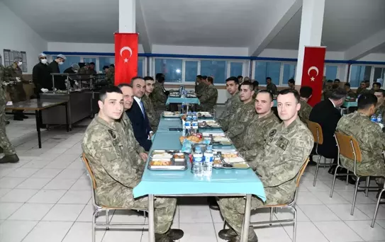 Vali Soytürk'ten Askerlere İftar