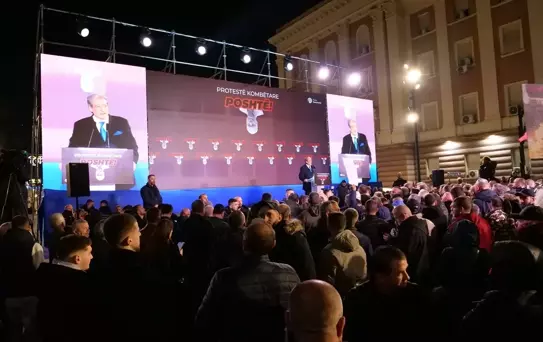 Arnavutluk'ta Yolsuzluk Protestosu