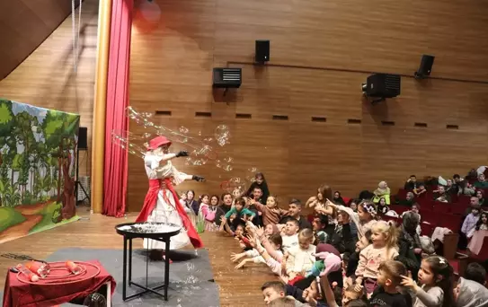 Sahneye Çocukların Kalbine Dokunarak Çıkıyorlar