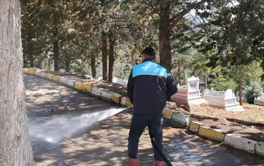 Tokat Belediyesi ekipleri mezarlıklarda bayram öncesi bakım çalışması yapıyor