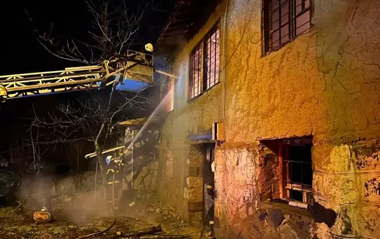 Erbaa'da Yangın: İki Katlı Ev Küle Döndü