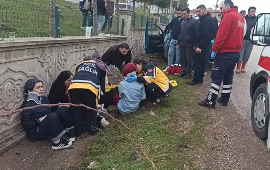 Tokat'ta Elektrik Direğine Çarpan Araçta 4 Yaralı