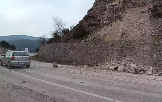 Tokat'ta Kaya Düşmesi Ulaşımı Etkiliyor
