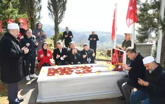 Trabzon Büyükşehir Belediye Başkanı Genç'ten şehit pilot Gençcelep'in mezarına ziyaret