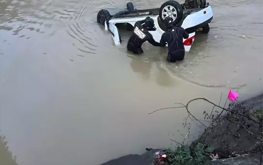 Akçaabat'ta Otomobil Gölüne Devrildi