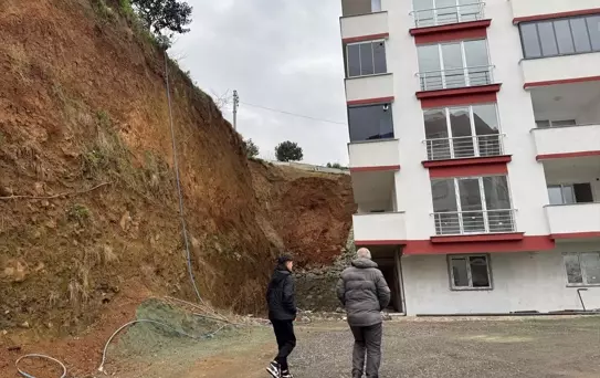 Yomra'da İstinat Duvarı Çöktü