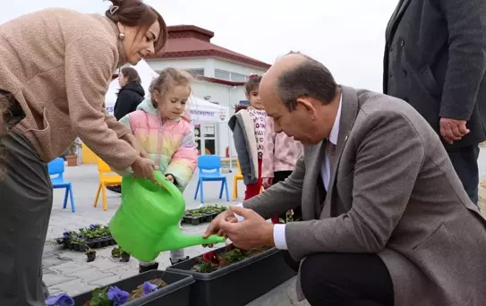Çocuklardan Çiçek Dikim Etkinliği