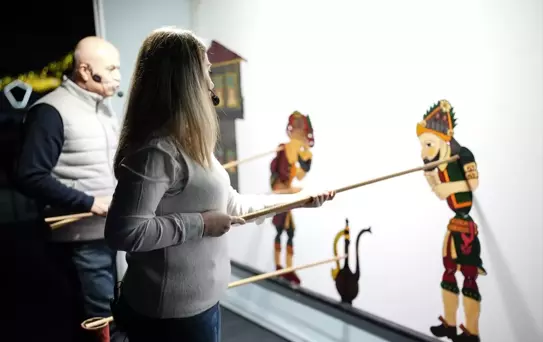 Geleneksel Gölge Oyununu Dünyaya Taşıyan Kadın Usta