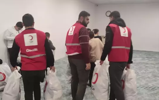 Kızılay'dan Kur'an Kursu Öğrencilerine Kıyafet Desteği