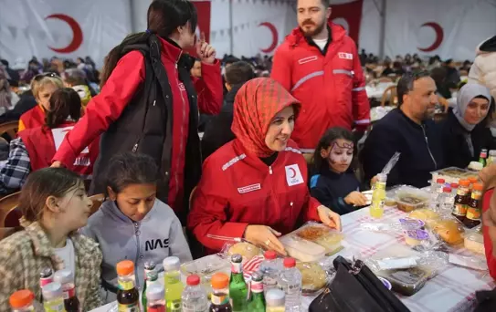 Kızılay İftarında Depremzedelerle Buluşma