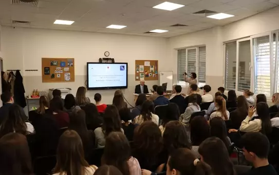 Büyükelçi Uyanık Lise Öğrencileriyle Buluştu