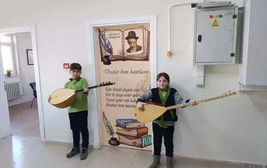 Okul Kapıları Atatürk ve Aşık Veysel ile Süsleniyor