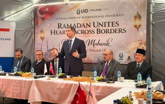UID Varşova'da İftar Programı Düzenledi
