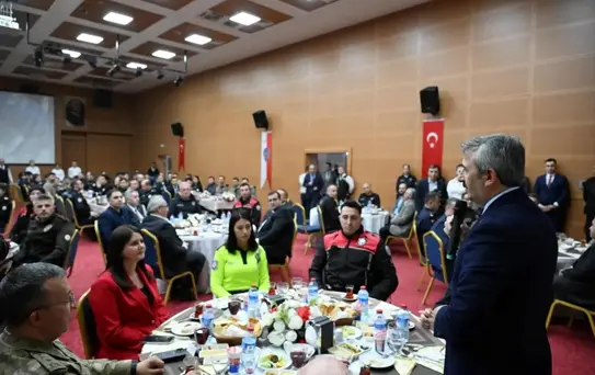 Vali Yunus Sezer, iftar sofrasında polislerle bir araya geldi
