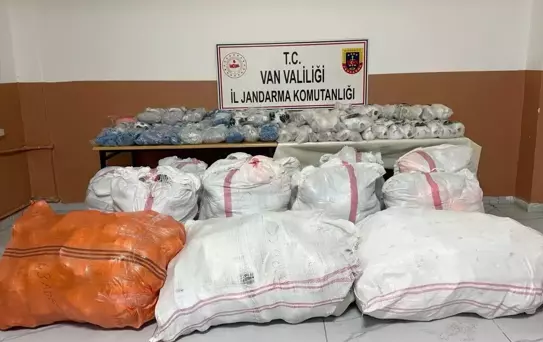 Başkale'de Gümrük Kaçağı Eşya Ele Geçirildi