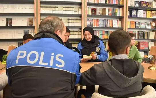 Van'da Öğrencilere Kitap Tahlili Etkinliği