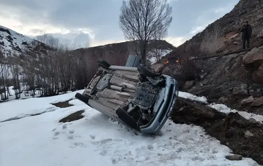 Muradiye'de Otomobil Şarampole Devrildi: 3 Yaralı