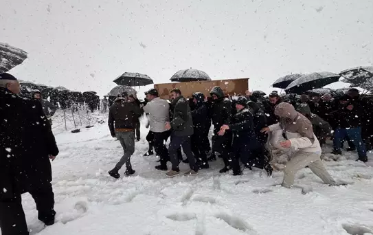 Van'da Tragik Kaza: Aile Toprağa Verildi