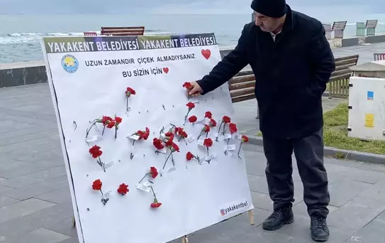 Yakakent'te Kadınlara Çiçek Jestleri