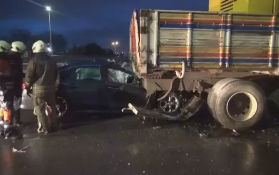 Seyir halindeyken tekeri kopan otomobil kamyona çarptı