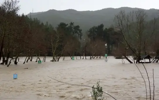 Antalya'da Sel ve Yol Kapanmaları