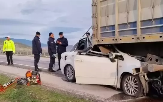 Cenaze yolunda feci kaza! Tıra ok gibi saplandı, cansız bedenler güçlükle çıkarıldı
