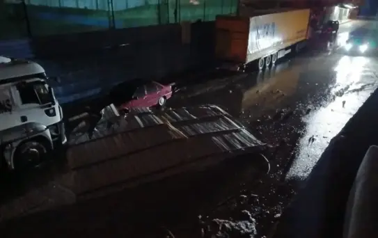 Hatay'da Sağanak: Ağaçlar Devrildi, Yollar Kapandı