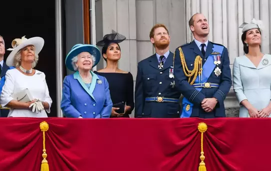 Kraliyet ailesinde büyük skandal! Kraliçe'den Epstein skandalı sonrası cüzdana sarılmış