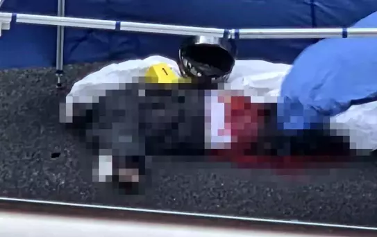 Önce bariyerlere çarptı, sonra üstünden otobüs geçti 