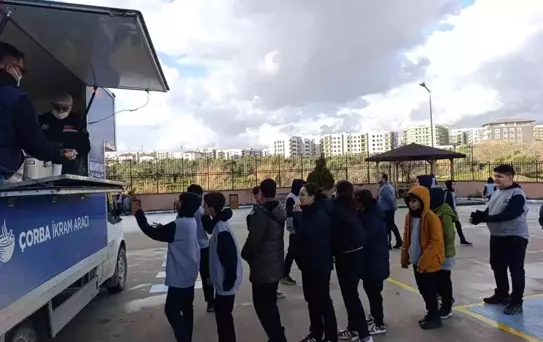 Antakya Belediyesi'nden soğuk kış gününde öğrencilere çorba ikramı