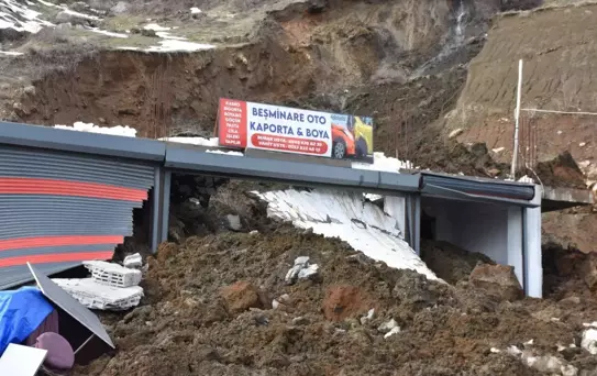 Bitlis'te Toprak Kayması: Olası Felaket Önlenmiş Olacak