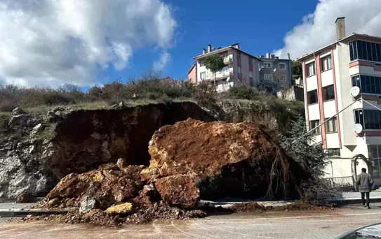 Dursunbey'de Kaldırıma Dev Kaya Düştü