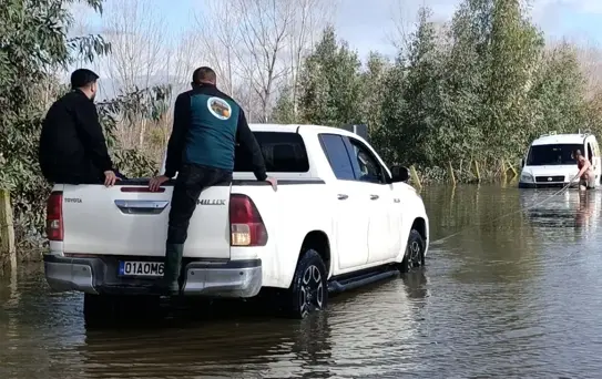 Kozan'da sel sularında mahsur kalan araçları ekipler kurtardı