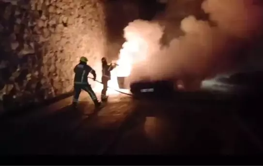 Mudanya yolunda korkutan araç yangını