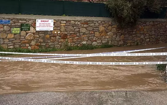 Göle dönen yolda kano ile ilerledi