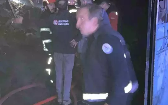 Oto döşeme dükkanı çıkan yangında küle döndü