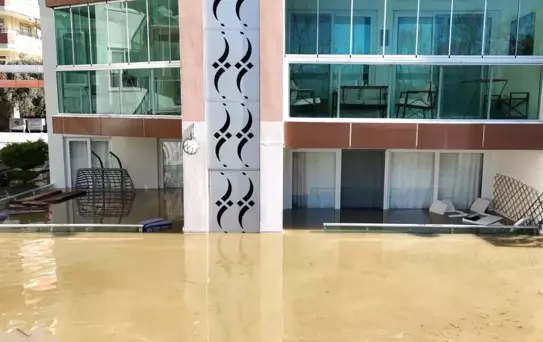 Alanya'da Sel Felaketi: Yağışlar Hayatı Felç Etti