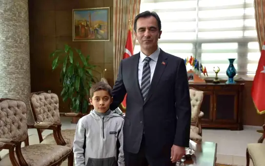 Küçük Batuhan'ın İstiklal Marşı Saygısı