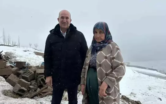 Ahırı çöken Zine teyzeye belediye başkanı yeni ahır için destek çıktı