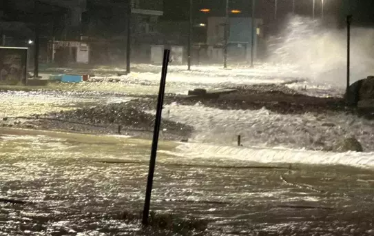 Altınoluk'ta Şiddetli Lodos Hayatı Vuruyor