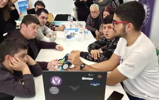 Manisa'da otizmli öğrenciler kendi robotlarını kodladı