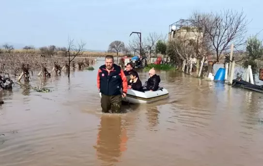 Su baskınında mahsur kalan 4'ü çocuk 5 kişi kurtarıldı