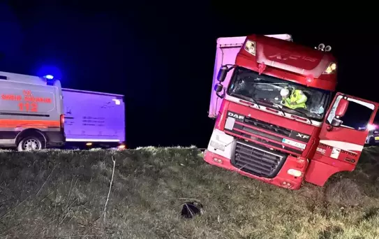 Edirne'de Tır Devrilmekten Kurtuldu