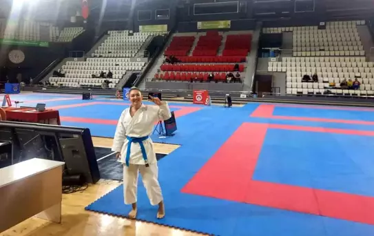 Aliağa Belediyesi Karate Antrenörü Nezahat Ayhan Türkiye şampiyonu oldu