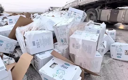 Afyonkarahisar'da Tır Devrildi: 25 Ton Süt Yola Saçıldı