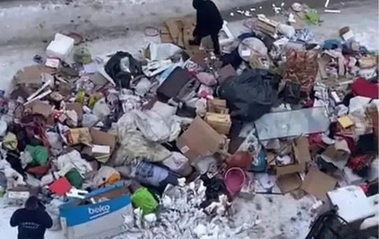 Evden tonlarca çöp çıktı